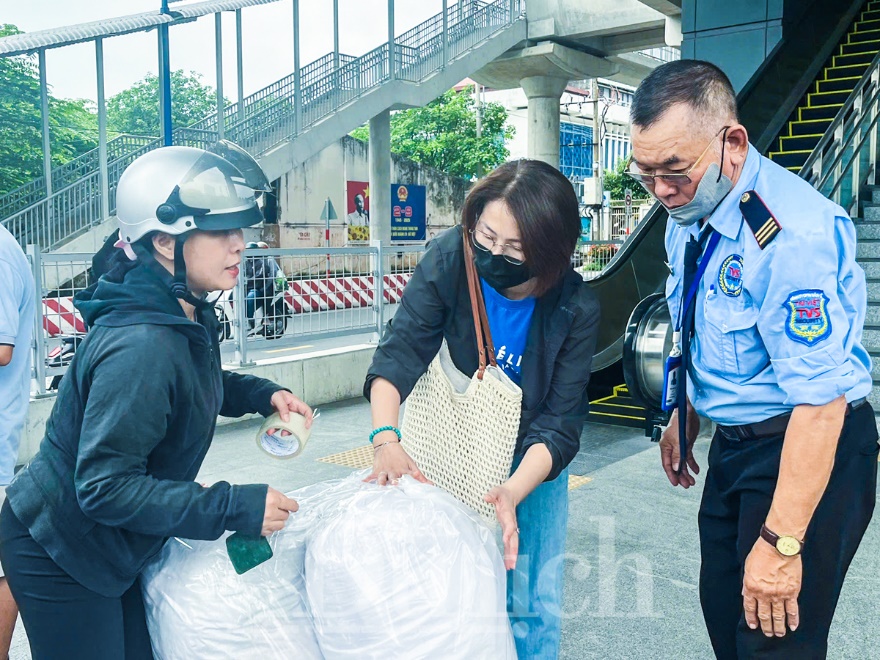 Các nhà ga Metro - Điểm tập trung hàng hóa, chở yêu thương về rốn lũ miền Trung - 5