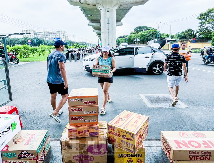 Các nhà ga Metro - Điểm tập trung hàng hóa, chở yêu thương về rốn lũ miền Trung - 1