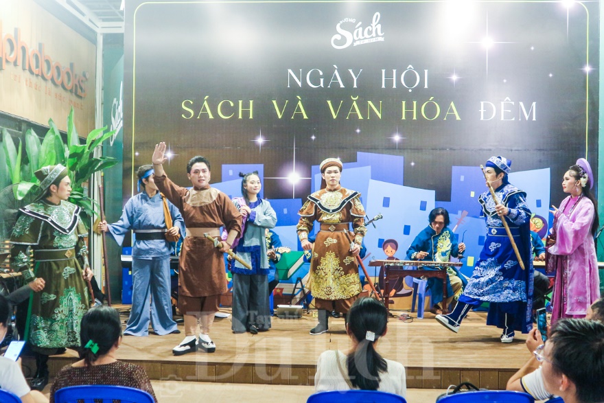 Dạo bước đêm Sài Gòn: Đánh thức đa giác quan tại 'Ngày hội sách và văn hóa' độc đáo - 9