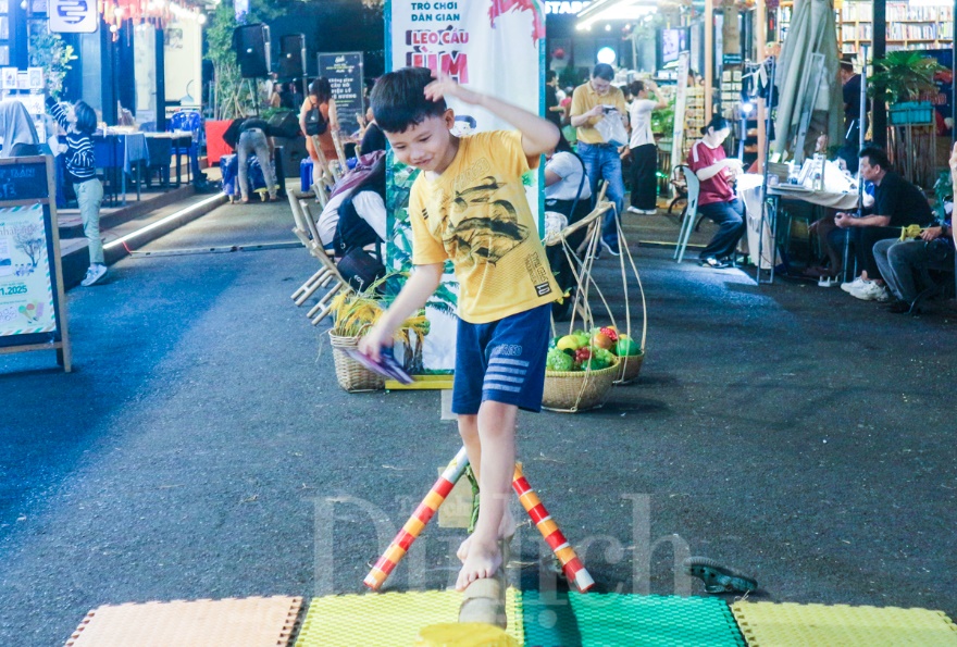 Dạo bước đêm Sài Gòn: Đánh thức đa giác quan tại 'Ngày hội sách và văn hóa' độc đáo - 11