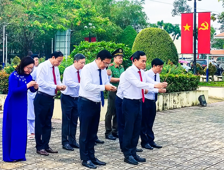 Bí thư Trần Lưu Quang về thăm Ngã Ba Giồng - Hành trình về nguồn thiêng liêng lịch sử