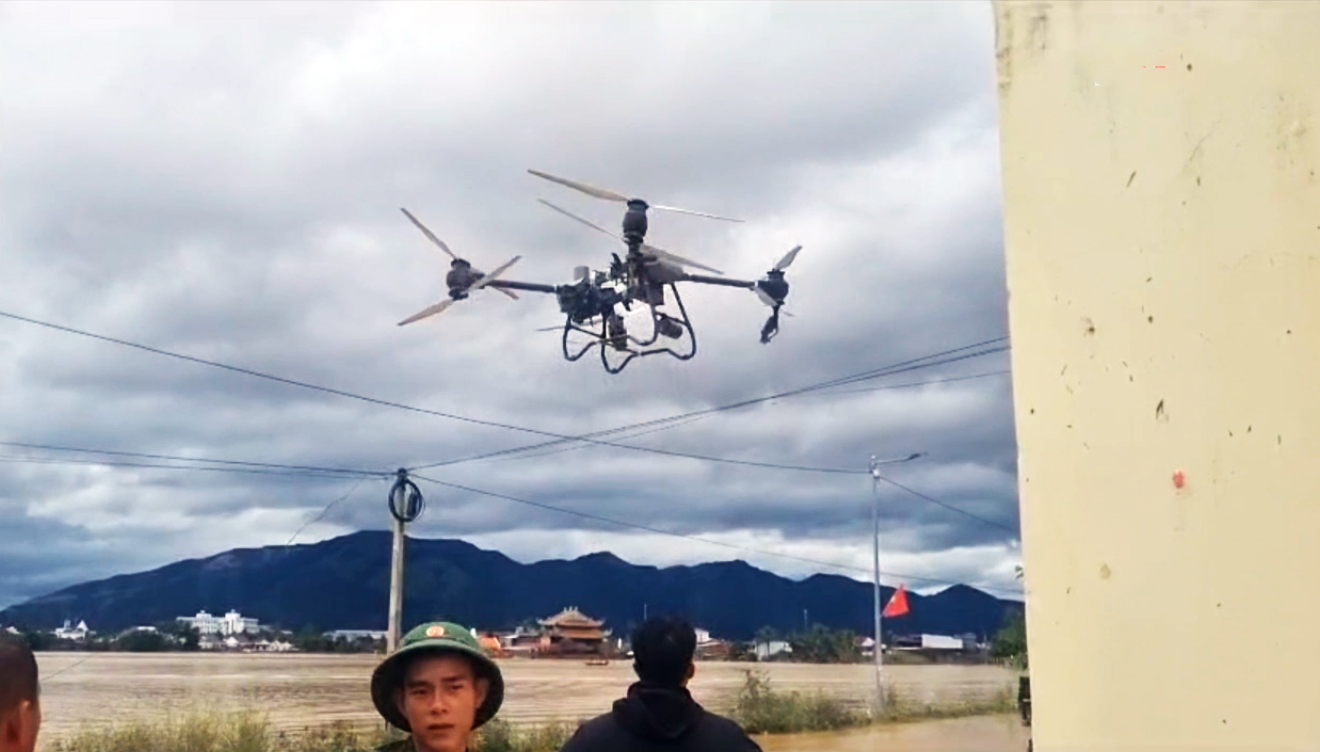 TPHCM huy động nhiều thiết bị bay không người lái vận chuyển lương thực đến người dân bị cô lập - 2