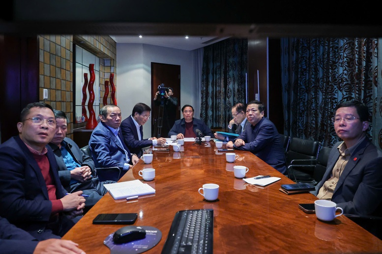 Họp khẩn lúc 2 giờ sáng, Thủ tướng yêu cầu 'đặt mình vào địa vị người dân để khắc phục hậu quả thiên tai nhanh nhất, hiệu quả nhất' - 2