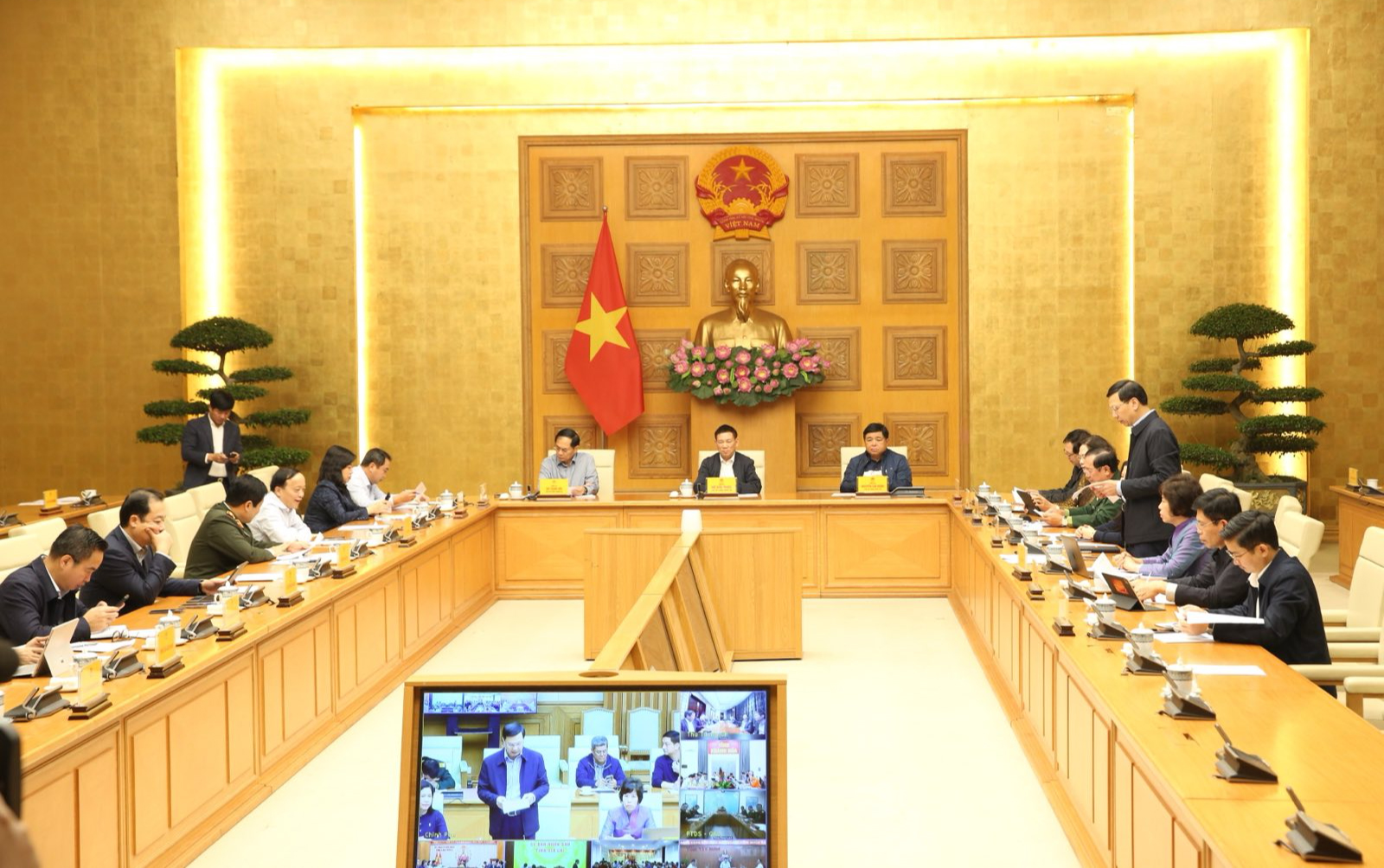 Họp khẩn lúc 2 giờ sáng, Thủ tướng yêu cầu 'đặt mình vào địa vị người dân để khắc phục hậu quả thiên tai nhanh nhất, hiệu quả nhất' - 3