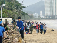 Dọn cả ngàn tấn rác trên bãi biển Nha Trang