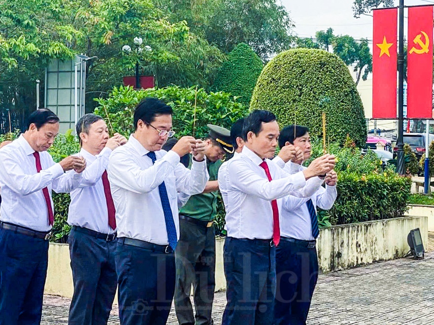 Bí thư Trần Lưu Quang về thăm Ngã Ba Giồng - Hành trình về nguồn thiêng liêng lịch sử - 3