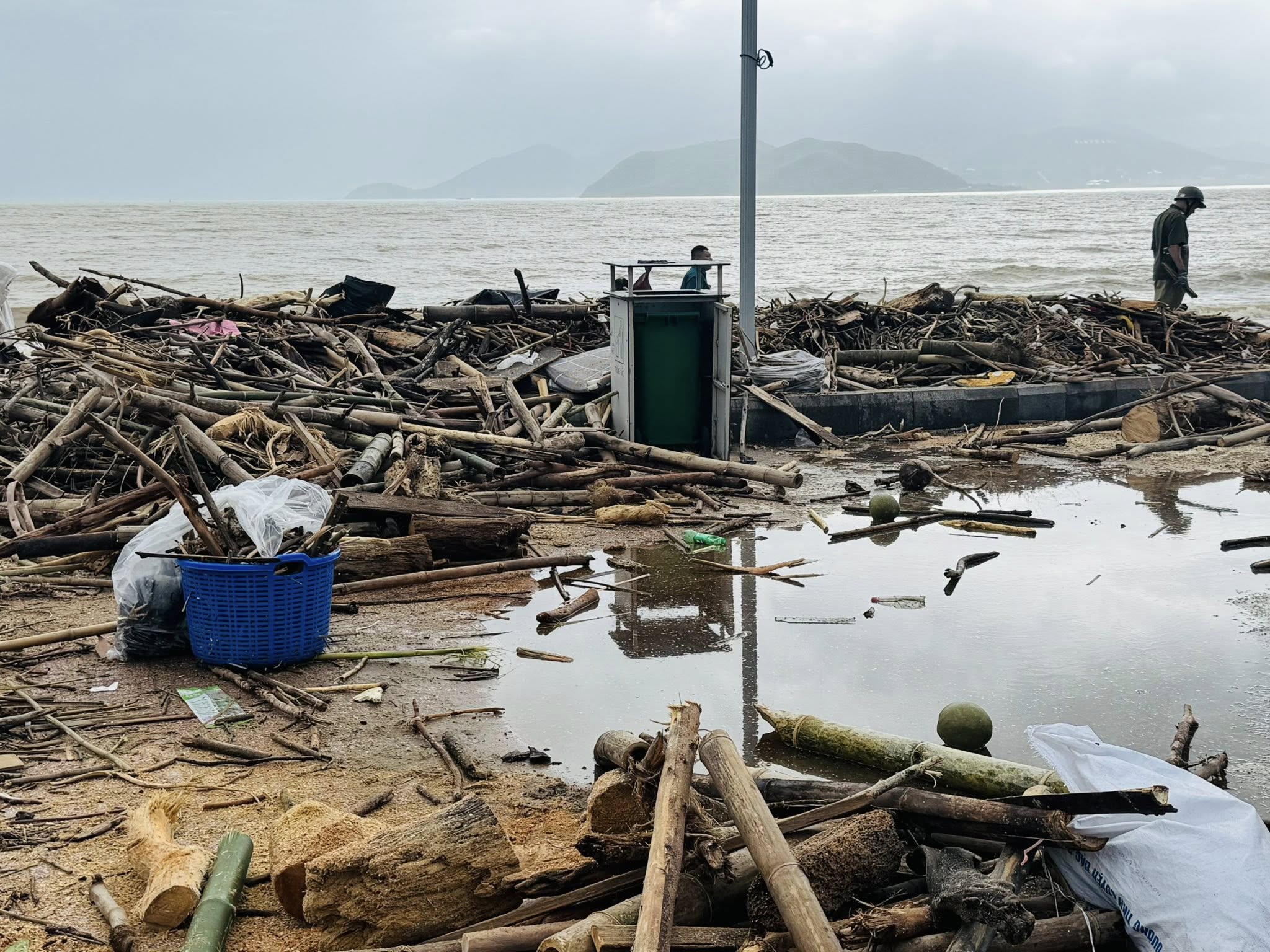 Dọn cả ngàn tấn rác trên bãi biển Nha Trang - 1