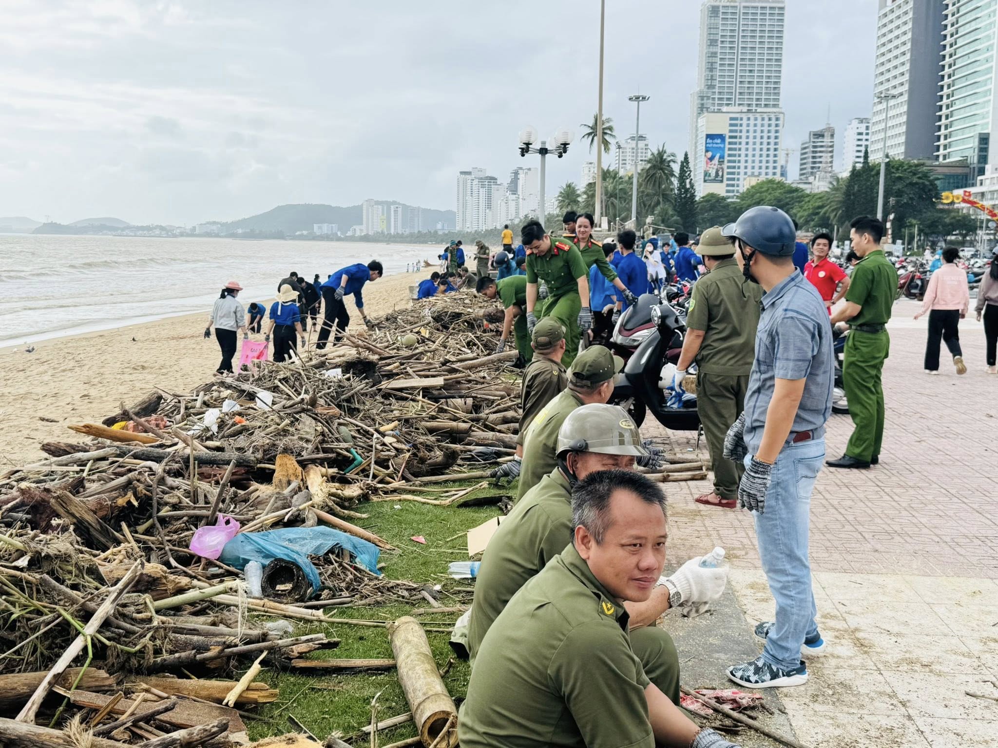 Dọn cả ngàn tấn rác trên bãi biển Nha Trang - 2