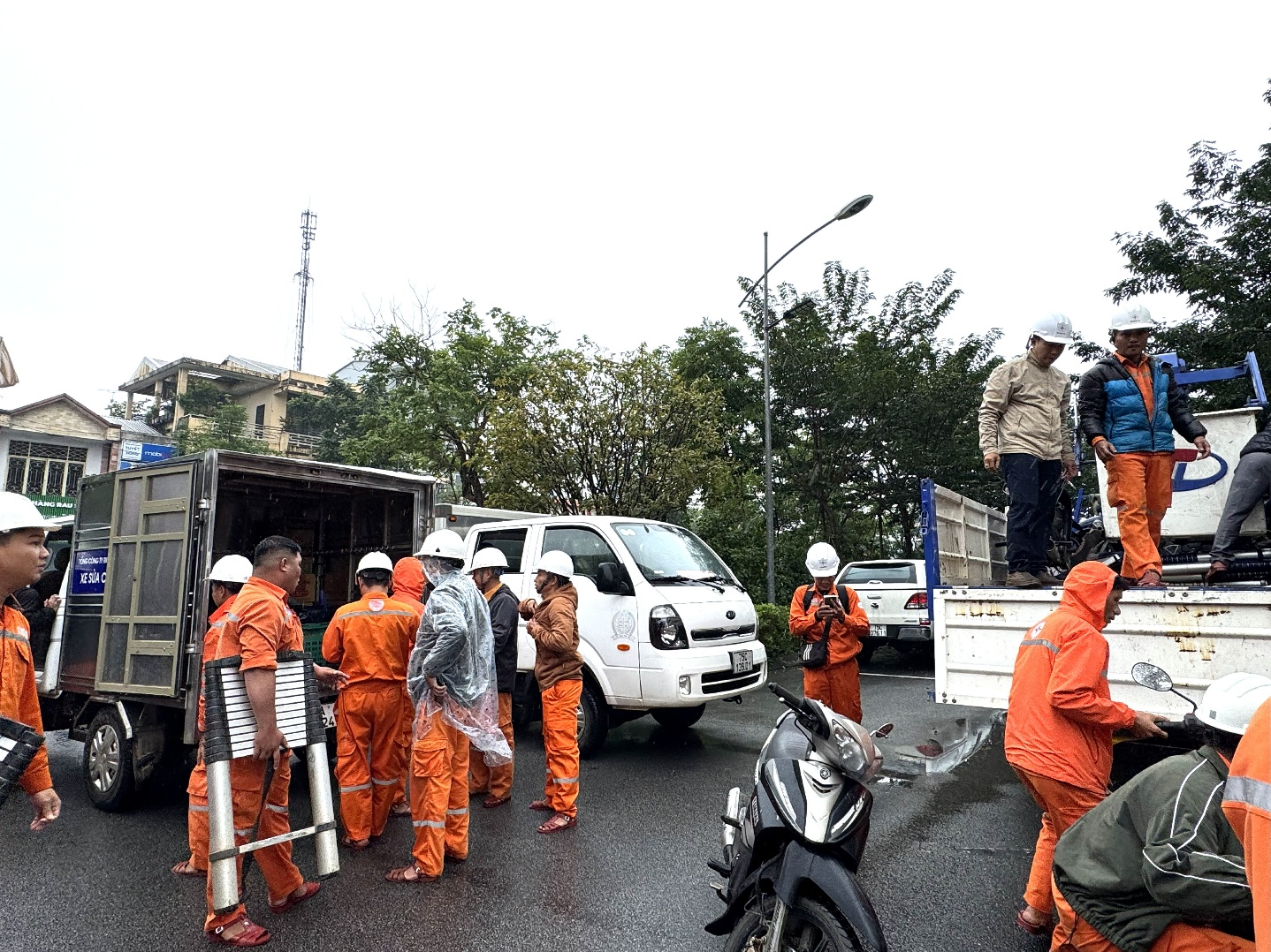 Huế hỗ trợ Đắk Lắk khắc phục lưới điện do hậu quả của bão lụt - 2