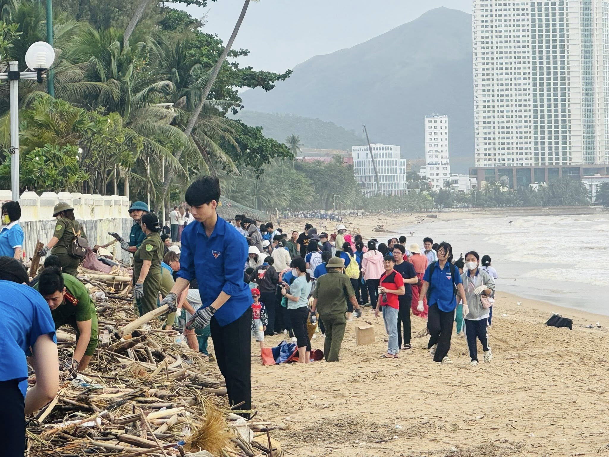 Dọn cả ngàn tấn rác trên bãi biển Nha Trang - 3