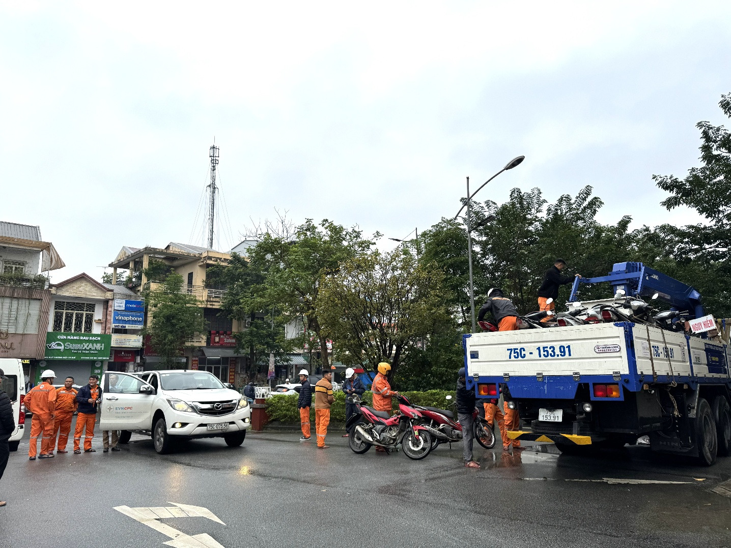 Huế hỗ trợ Đắk Lắk khắc phục lưới điện do hậu quả của bão lụt - 1