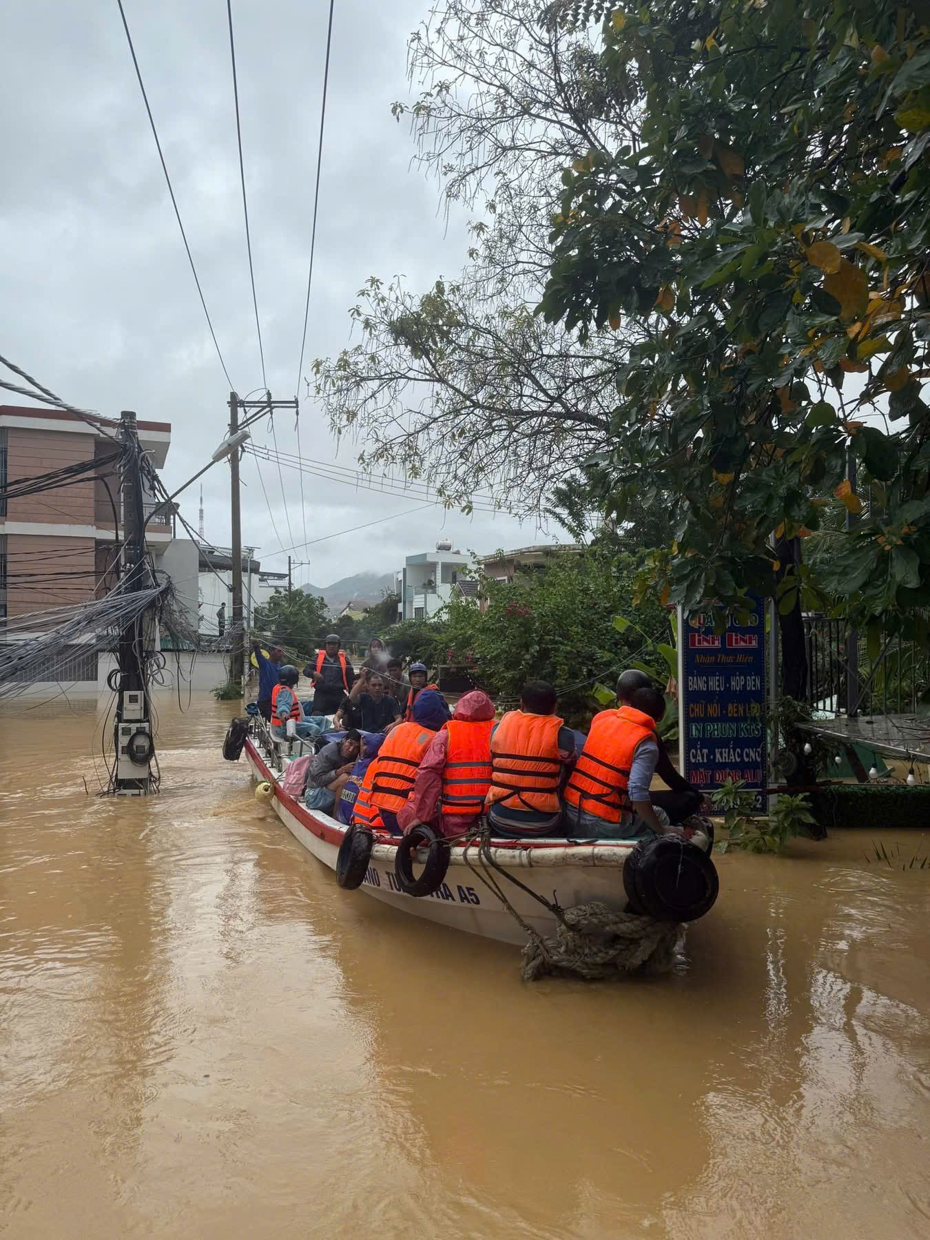 Khánh Hòa cứu trợ người dân vùng lũ - 1