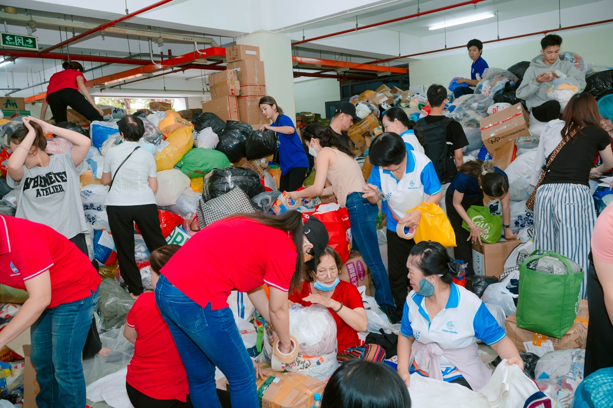 TP.HCM huy động nguồn lực kỷ lục cứu trợ vùng lũ - 2
