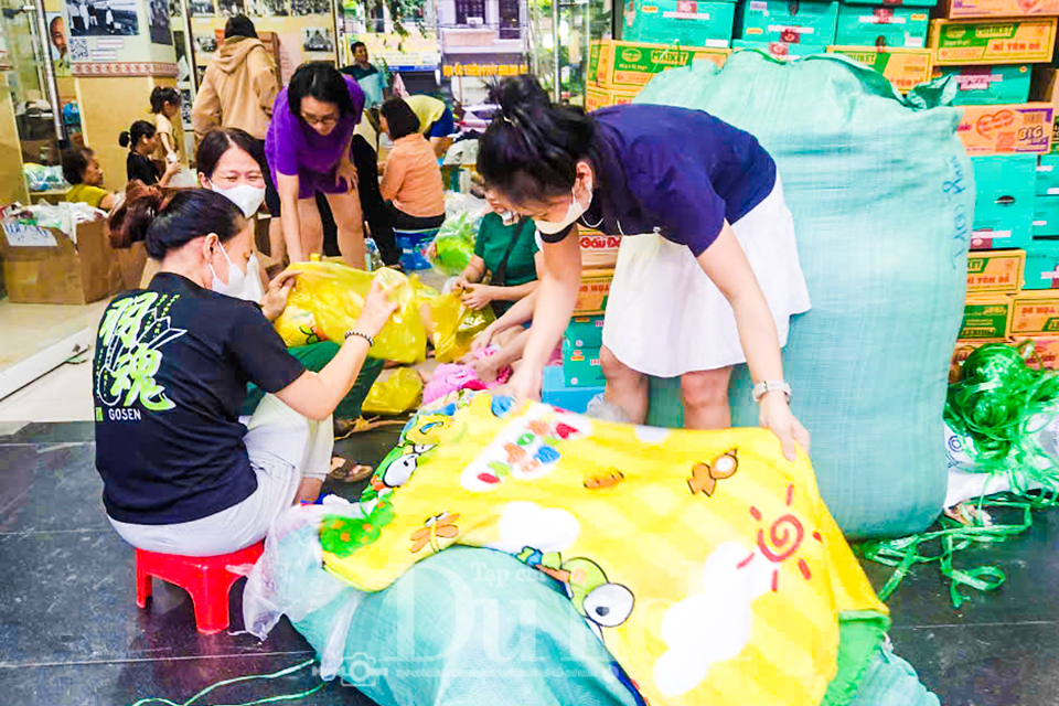 Quá tải các điểm tiếp nhận, TP.HCM triển khai ngay Chương trình tái thiết miền Trung - 1