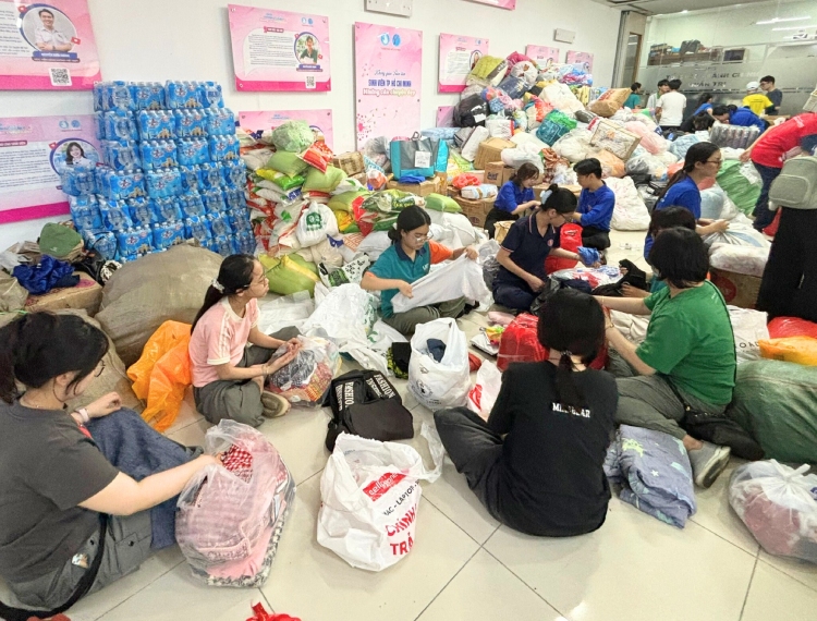 TP.HCM đồng lòng hướng về miền Trung: Những 'đêm trắng' nghĩa tình