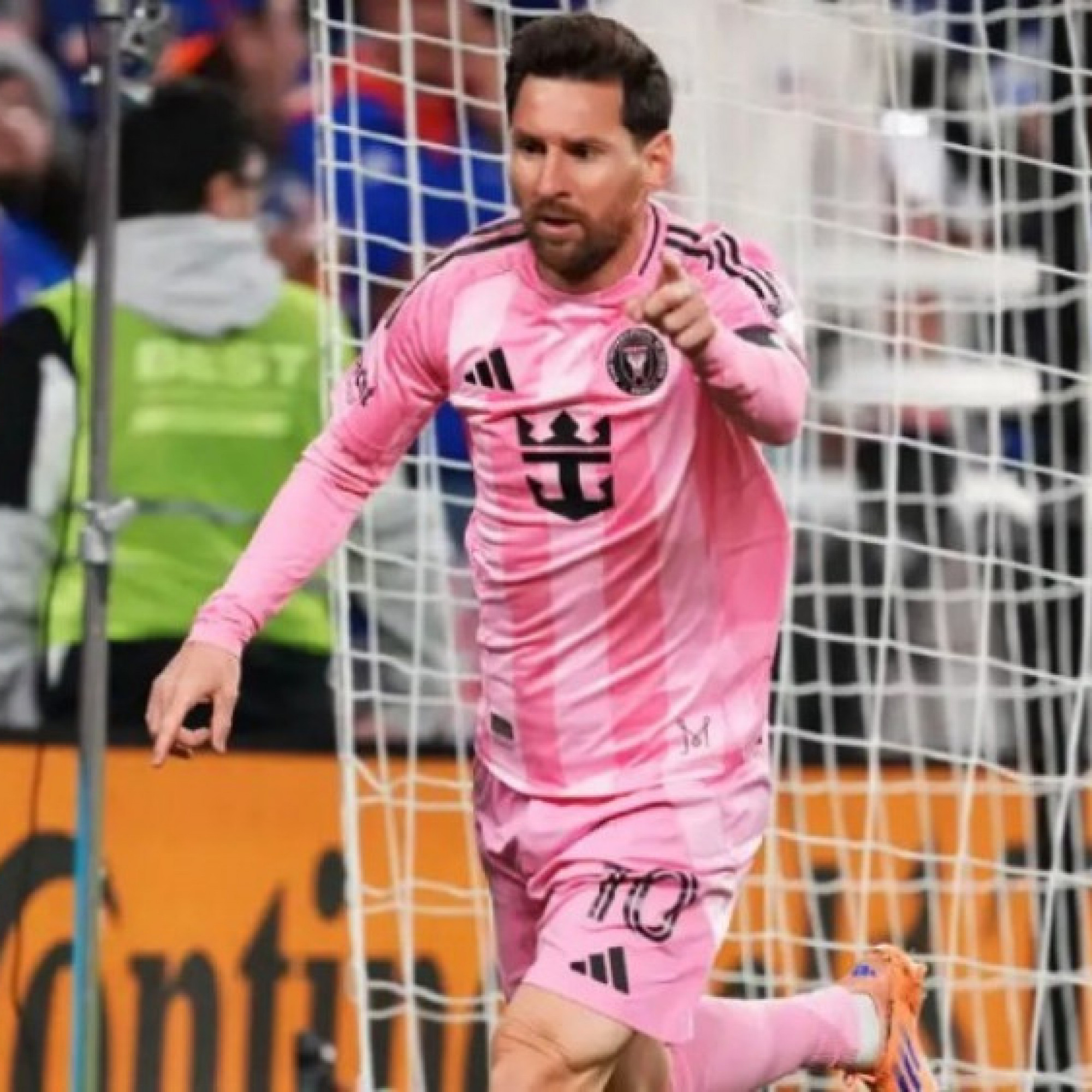  - Messi đáp lễ Ronaldo: 1 bàn & 3 kiến tạo cho Inter Miami, ngả mũ cột mốc 1.300