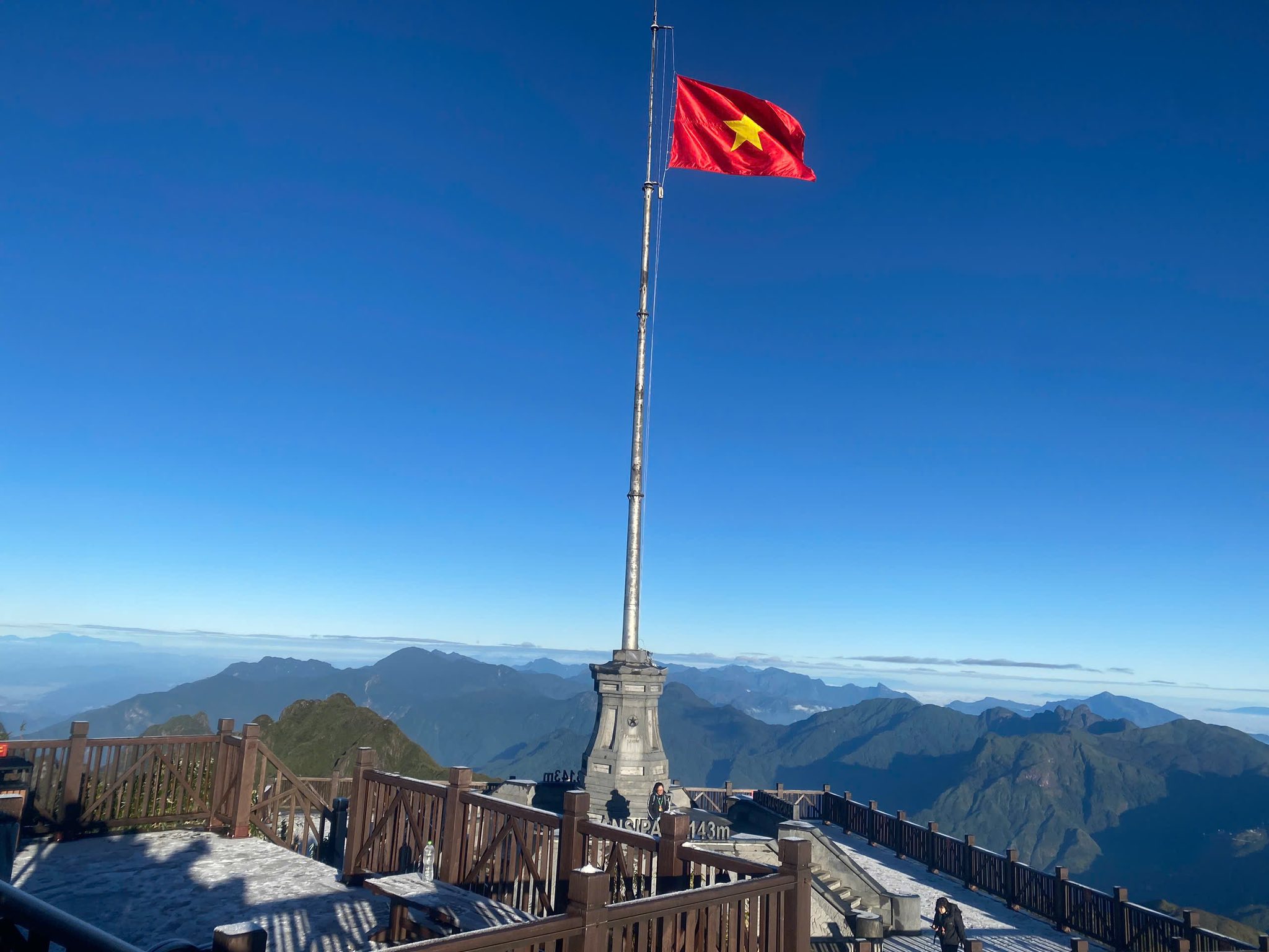 Băng tuyết nhẹ như bông, phủ quanh chóp tháp Fansipan - 2