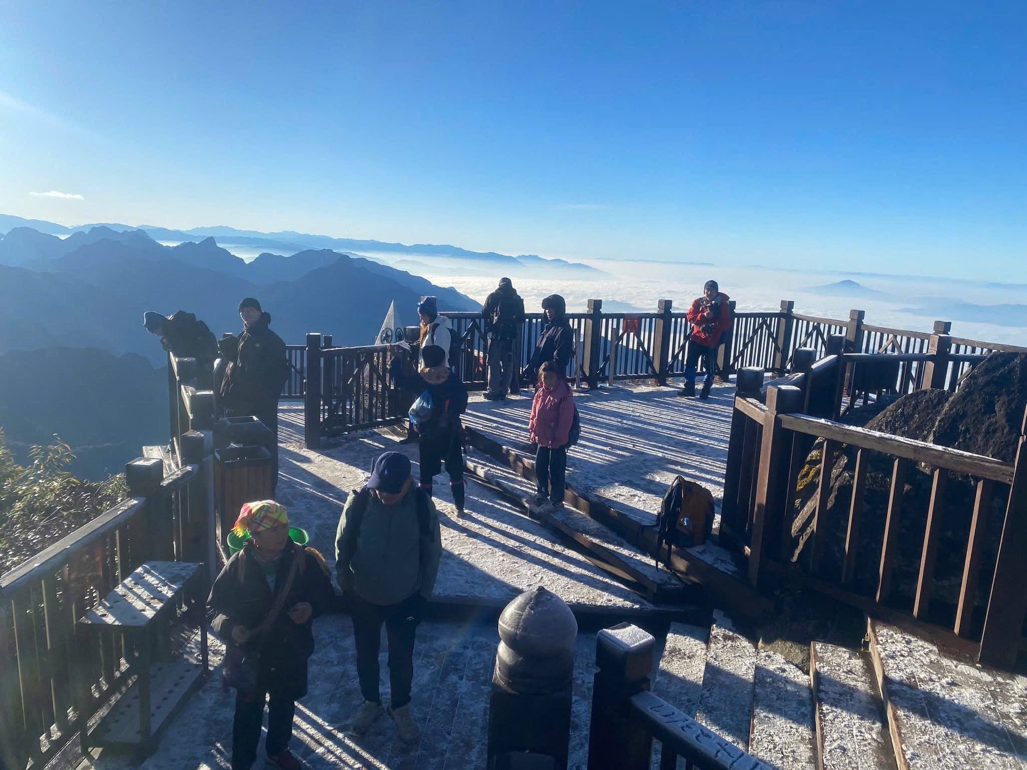 Băng tuyết nhẹ như bông, phủ quanh chóp tháp Fansipan - 3