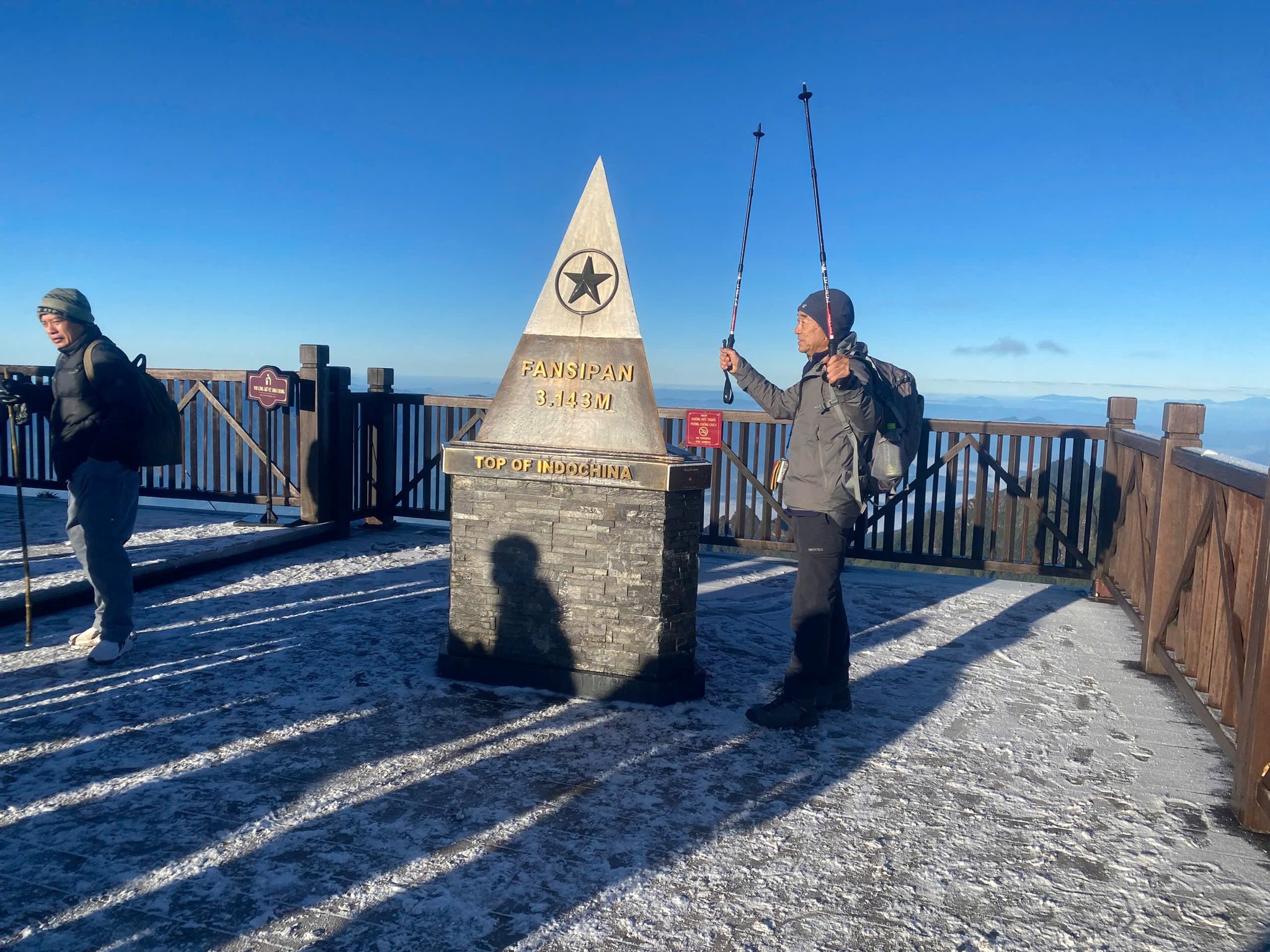 Băng tuyết nhẹ như bông, phủ quanh chóp tháp Fansipan - 4