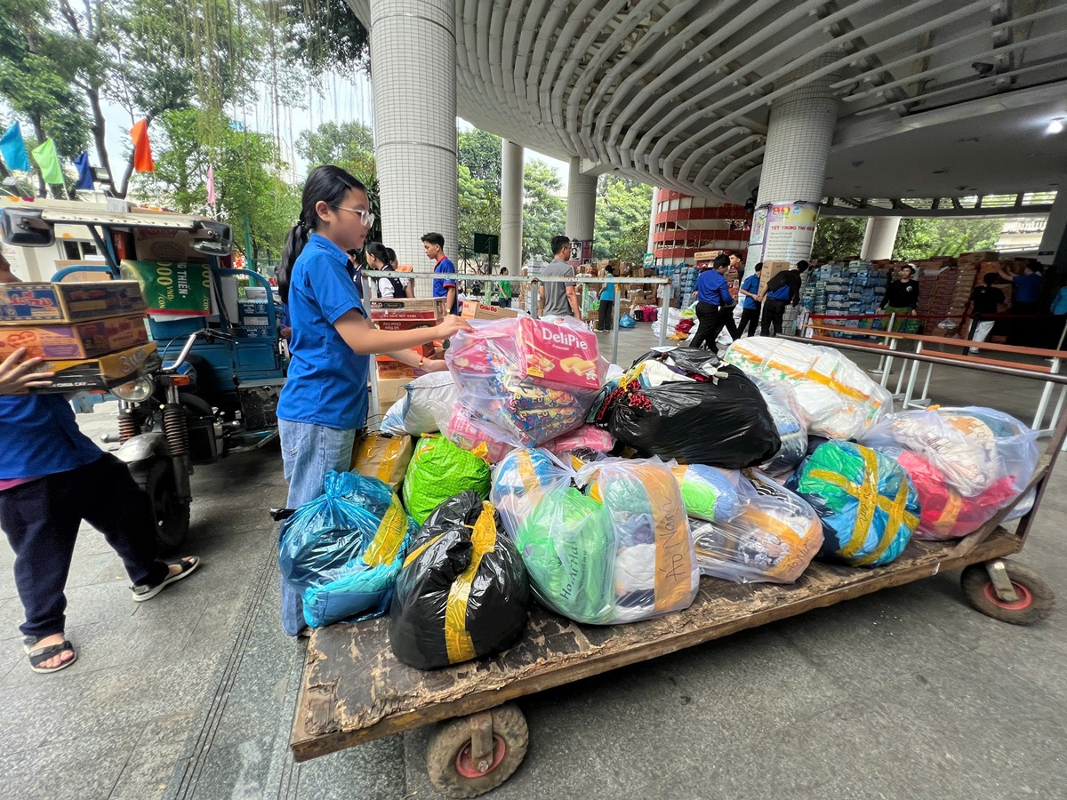 tp.hcm dong long huong ve mien trung: tu nhung con hem den ‘lan song’ sinh vien - 3