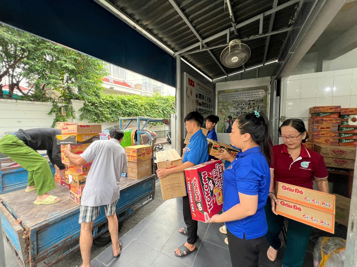tp.hcm dong long huong ve mien trung: tu nhung con hem den ‘lan song’ sinh vien - 2