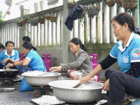 Sự kiện đặc sắc - Người Huế chế biến thịt sả, mang mỳ tôm, bao gạo... ủng hộ đồng bào lũ lụt