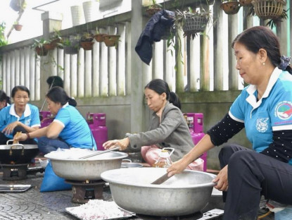  - Người Huế chế biến thịt sả, mang mỳ tôm, bao gạo... ủng hộ đồng bào lũ lụt