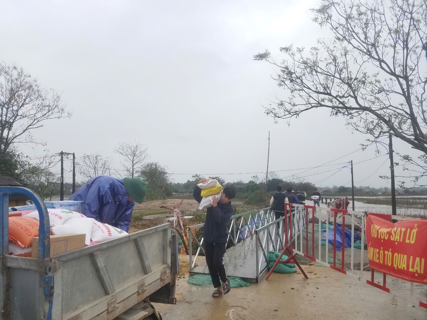 Người Huế chế biến thịt sả, mang mỳ tôm, bao gạo... ủng hộ đồng bào lũ lụt - 2