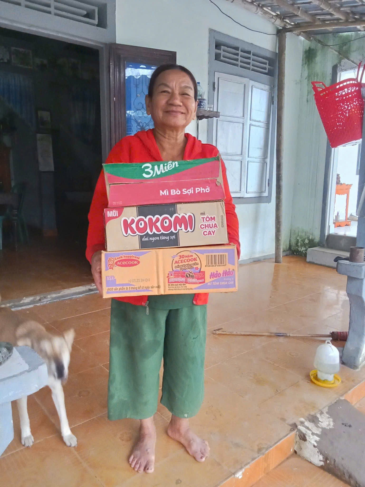 Người Huế chế biến thịt sả, mang mỳ tôm, bao gạo... ủng hộ đồng bào lũ lụt - 3