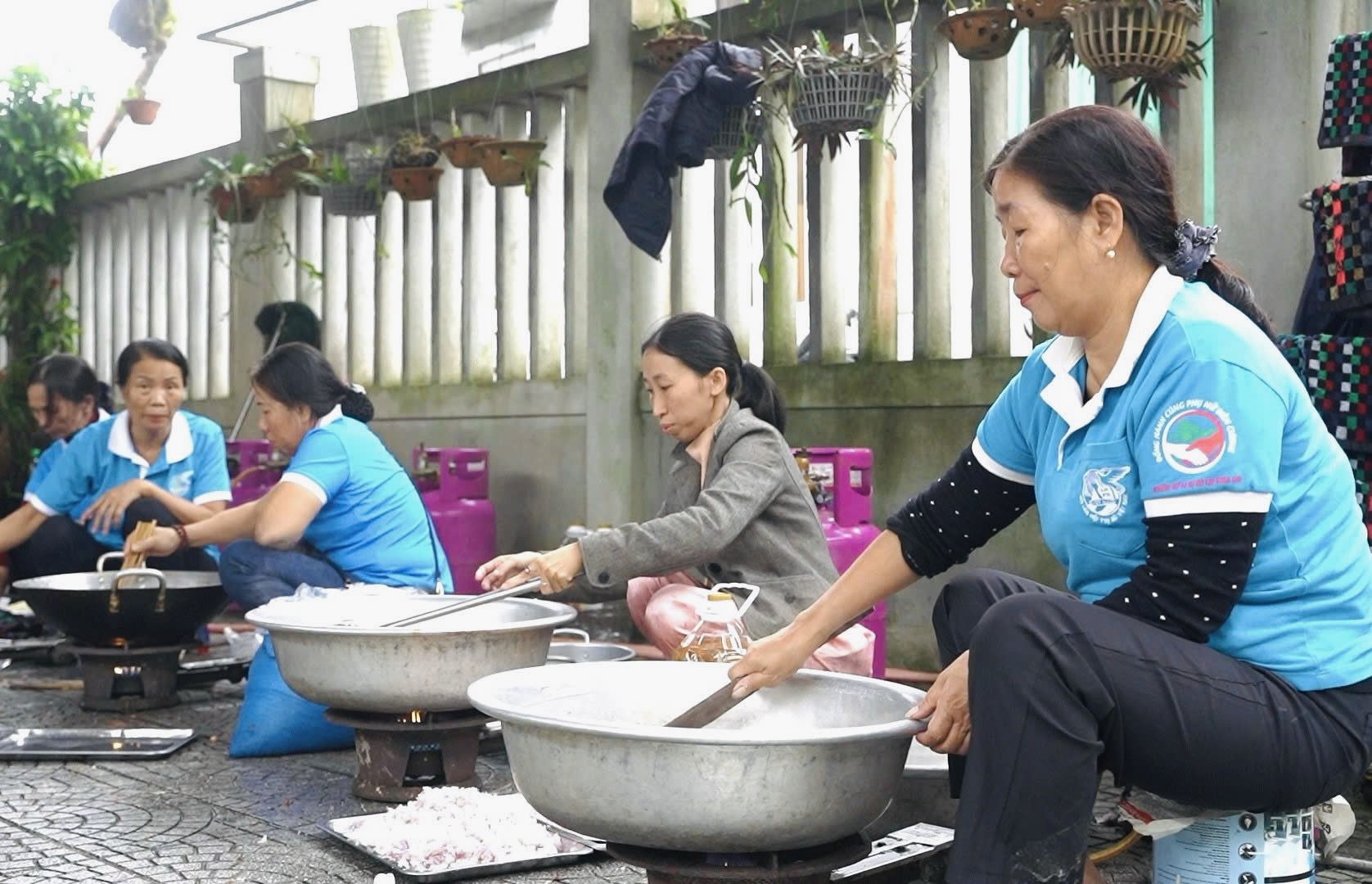 Người Huế chế biến thịt sả, mang mỳ tôm, bao gạo... ủng hộ đồng bào lũ lụt - 1