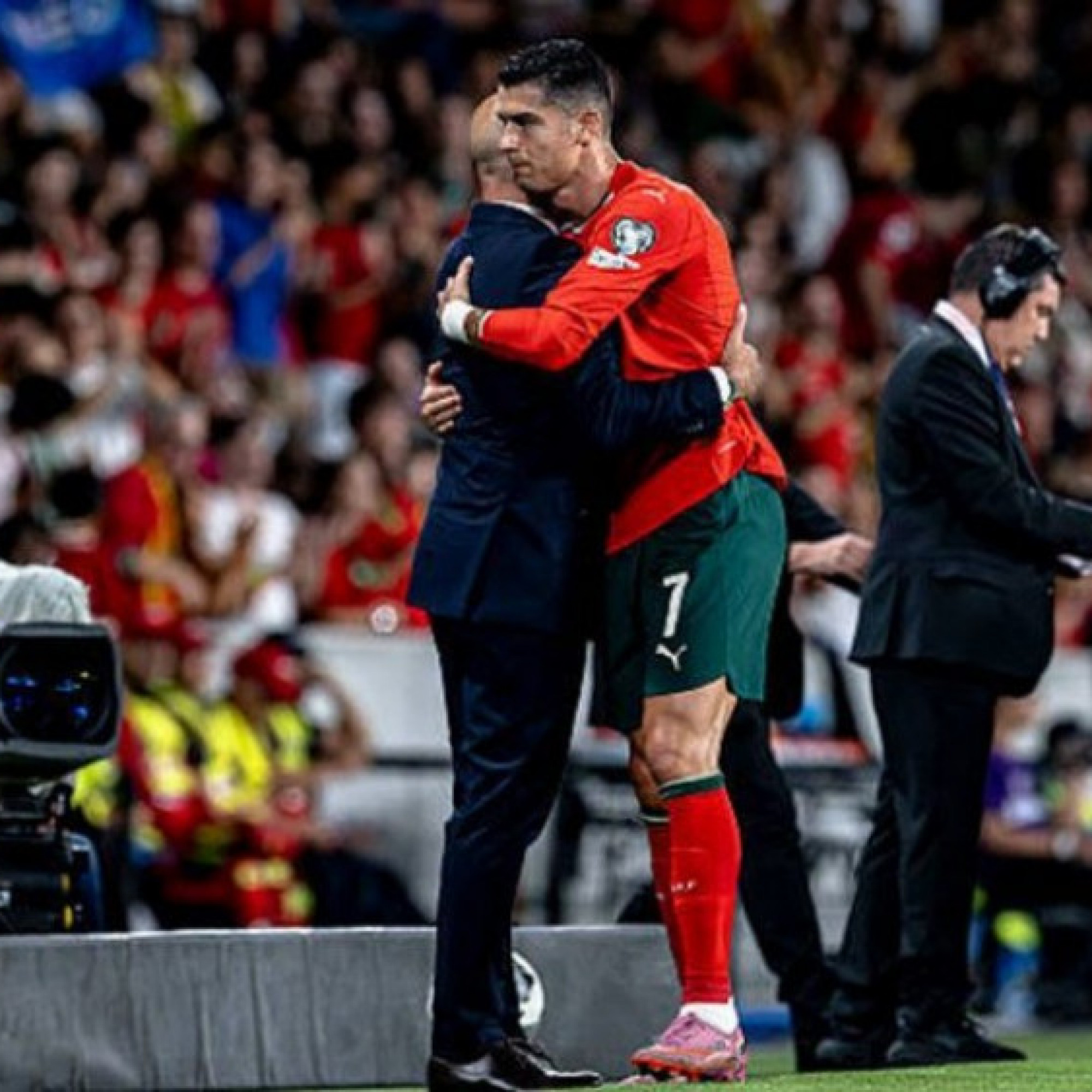  - HLV tuyển Bồ Đào Nha bảo vệ Ronaldo, lý do CR7 40 tuổi vẫn được đá chính