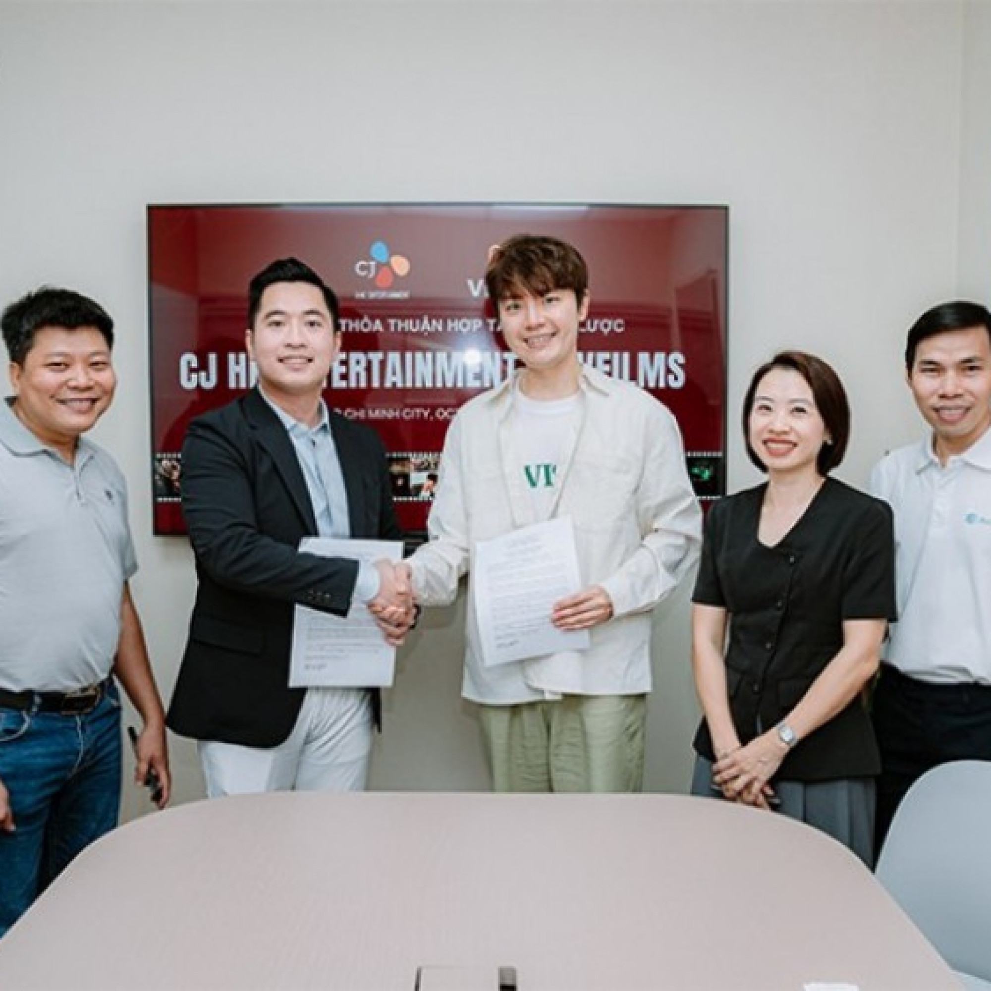  - VFILMS bắt tay CJ HK Entertainment phát triển điện ảnh Việt