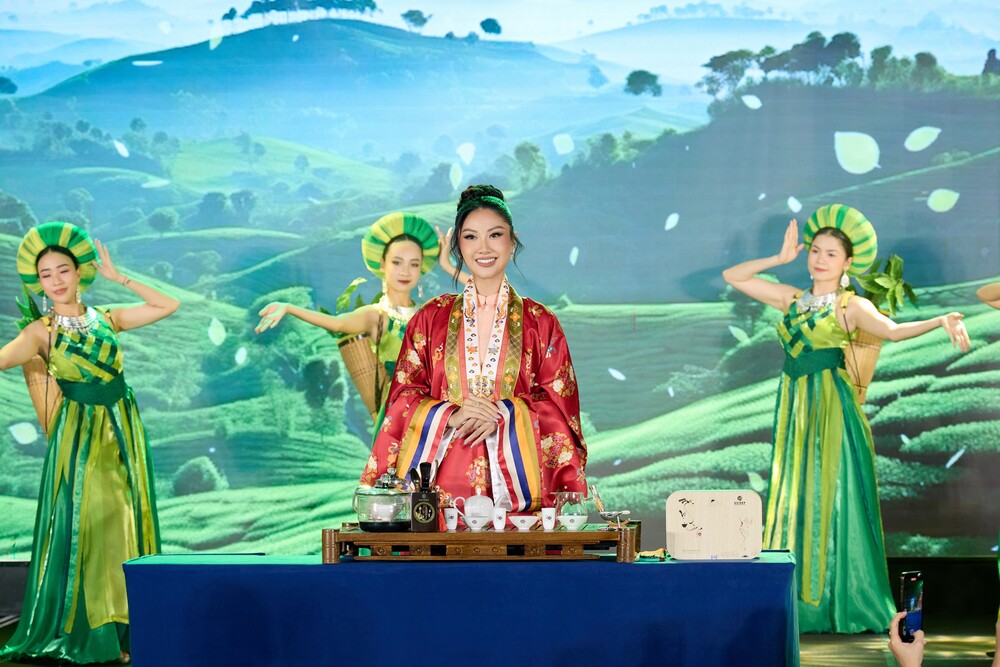 Hoa hậu Phương Linh mang Carnival Costume lấy cảm hứng từ "Cá chép hóa rồng" đến Miss Cosmo 2025 - 1