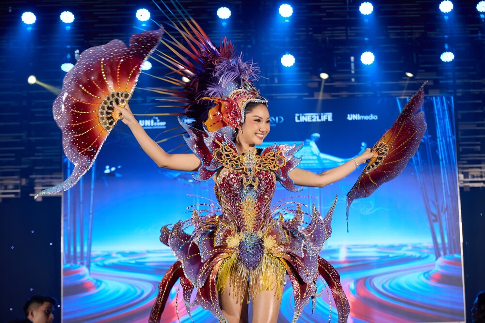 Hoa hậu Phương Linh mang Carnival Costume lấy cảm hứng từ "Cá chép hóa rồng" đến Miss Cosmo 2025 - 3