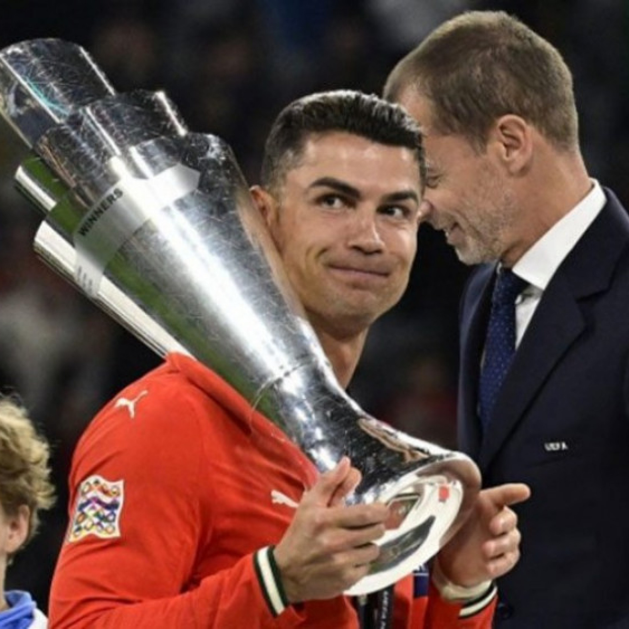  - Ronaldo tặng đồng hồ đắt tiền cho toàn đội Bồ Đào Nha, bao gồm cả Jota