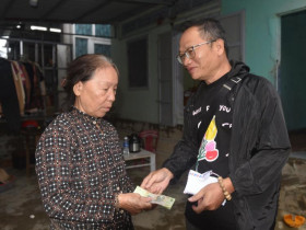  - Chung tay chia sẻ mất mát, đau thương cùng người dân vùng bão, lũ miền Trung
