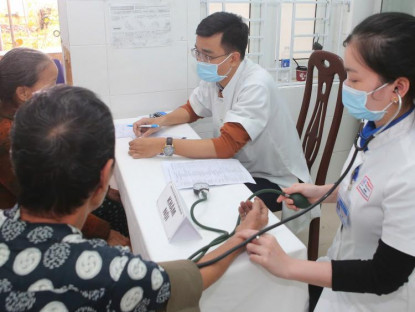 Chuyển động - Khám, cấp thuốc miễn phí cho 1.000 người dân sau mưa lũ