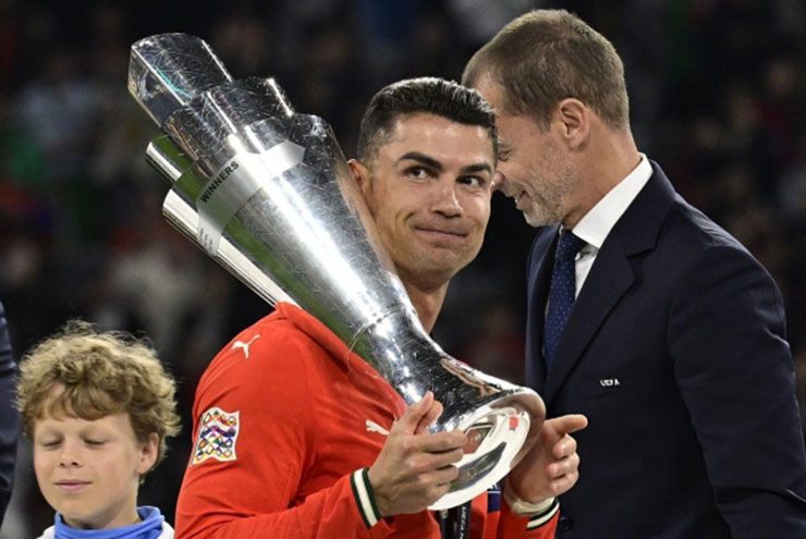 Ronaldo tặng đồng hồ đắt tiền cho toàn đội Bồ Đào Nha, bao gồm cả Jota - 1