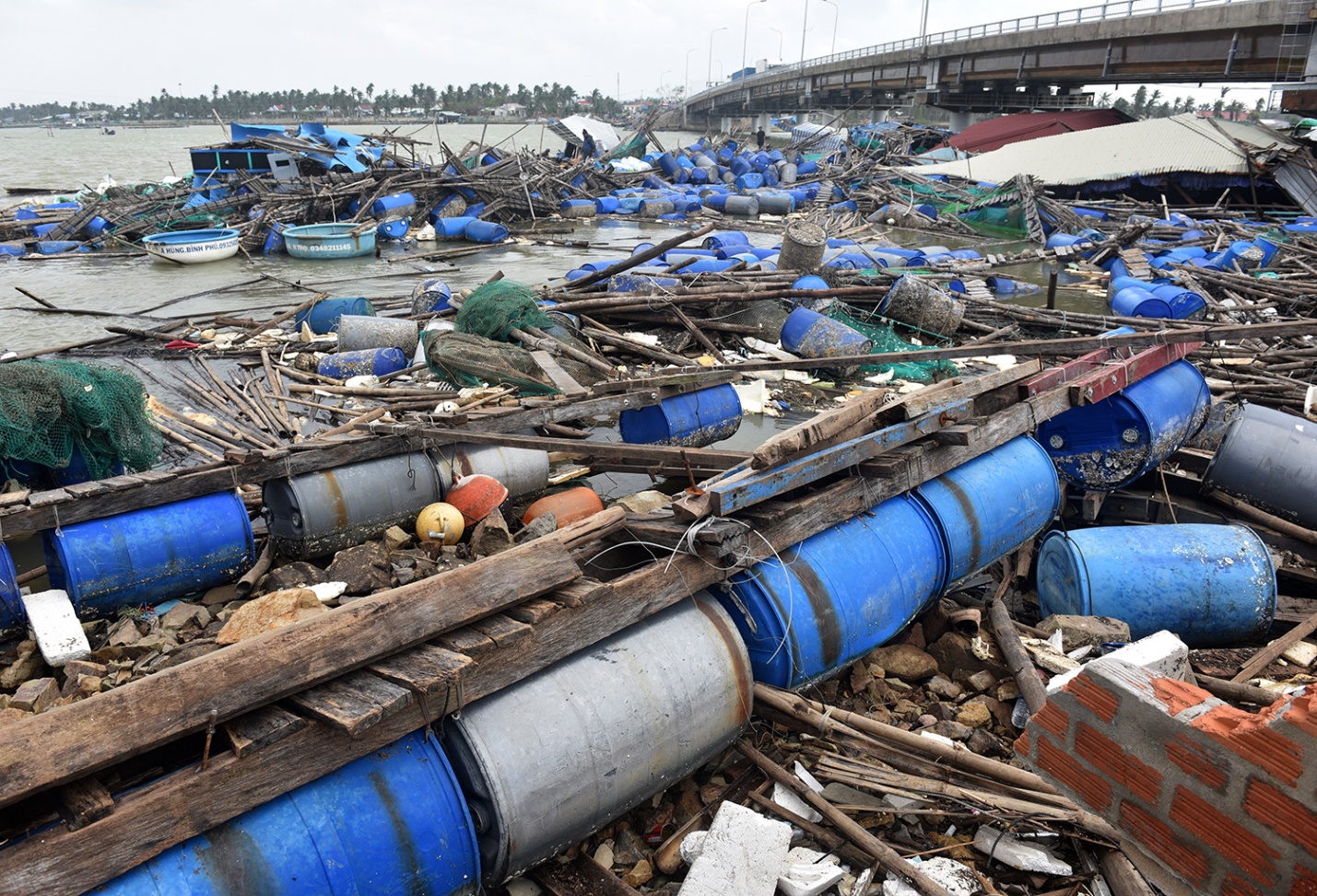 Chung tay chia sẻ mất mát, đau thương cùng người dân vùng bão, lũ miền Trung - 1