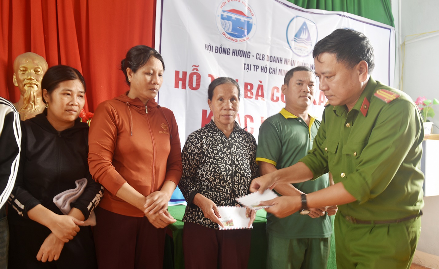 Chung tay chia sẻ mất mát, đau thương cùng người dân vùng bão, lũ miền Trung - 10