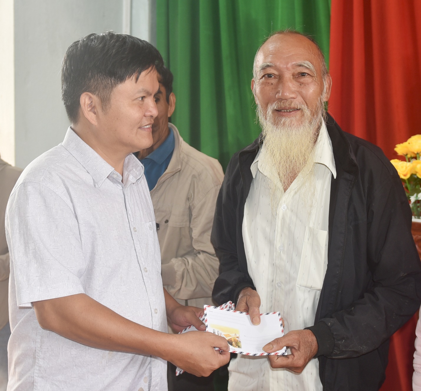 Chung tay chia sẻ mất mát, đau thương cùng người dân vùng bão, lũ miền Trung - 14