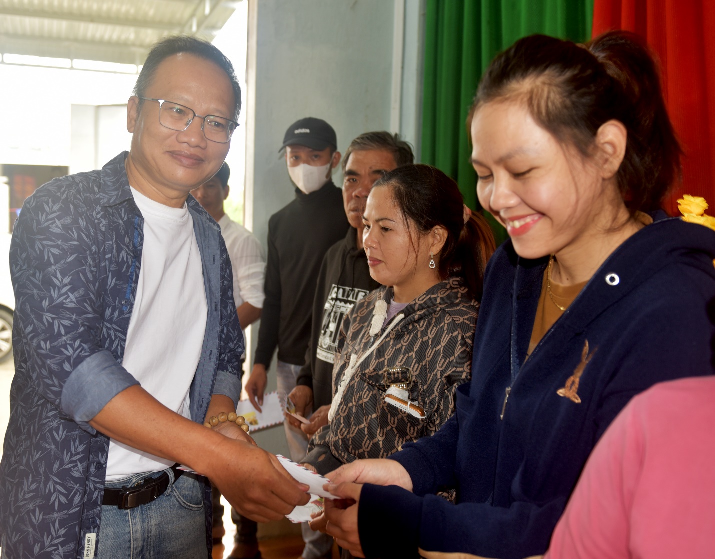 Chung tay chia sẻ mất mát, đau thương cùng người dân vùng bão, lũ miền Trung - 11