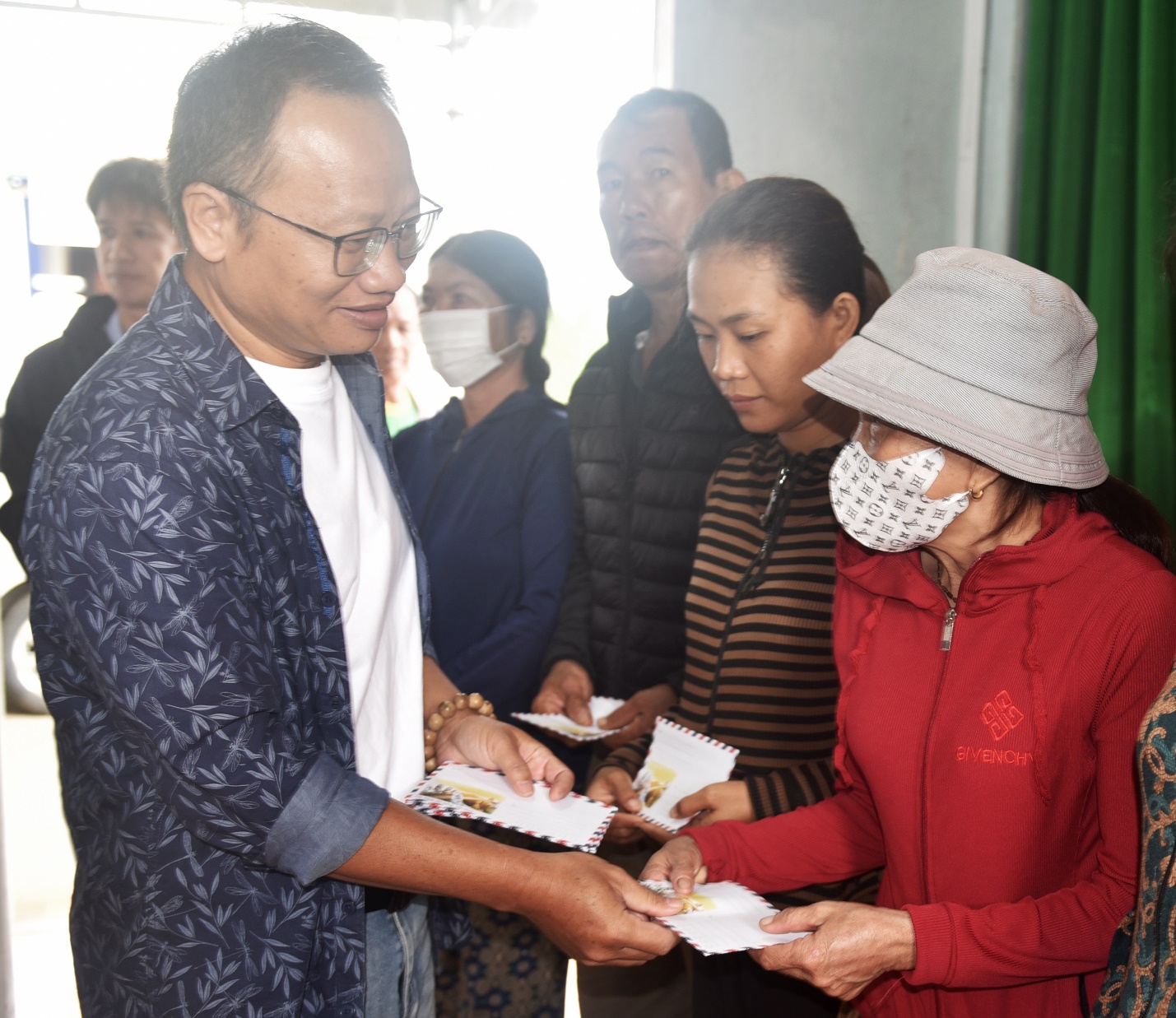 Chung tay chia sẻ mất mát, đau thương cùng người dân vùng bão, lũ miền Trung - 13