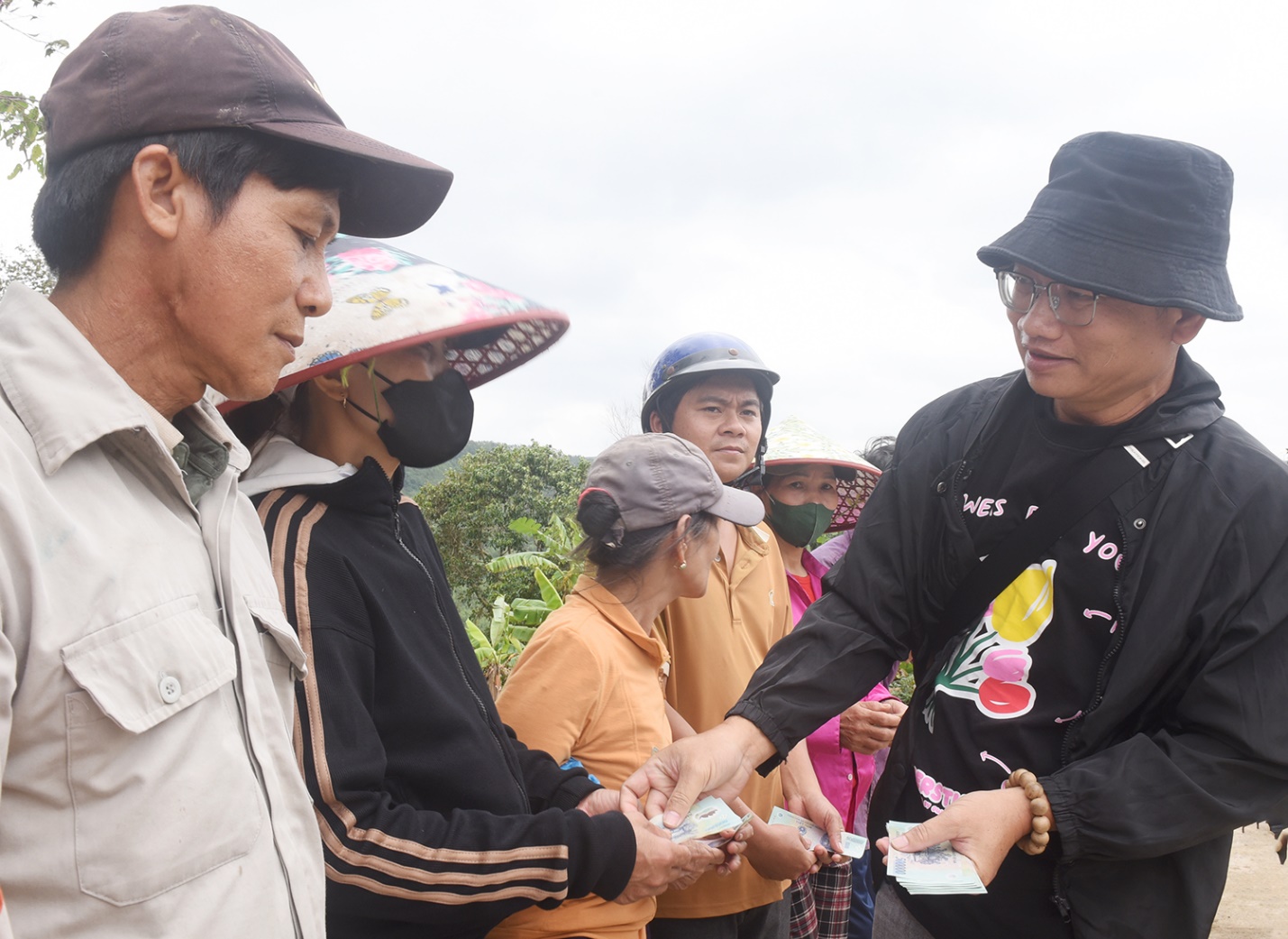 Chung tay chia sẻ mất mát, đau thương cùng người dân vùng bão, lũ miền Trung - 9