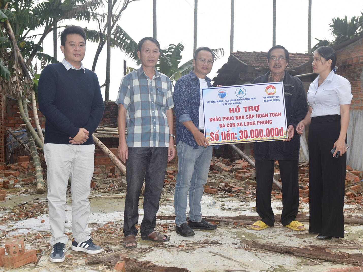 Chung tay chia sẻ mất mát, đau thương cùng người dân vùng bão, lũ miền Trung - 8