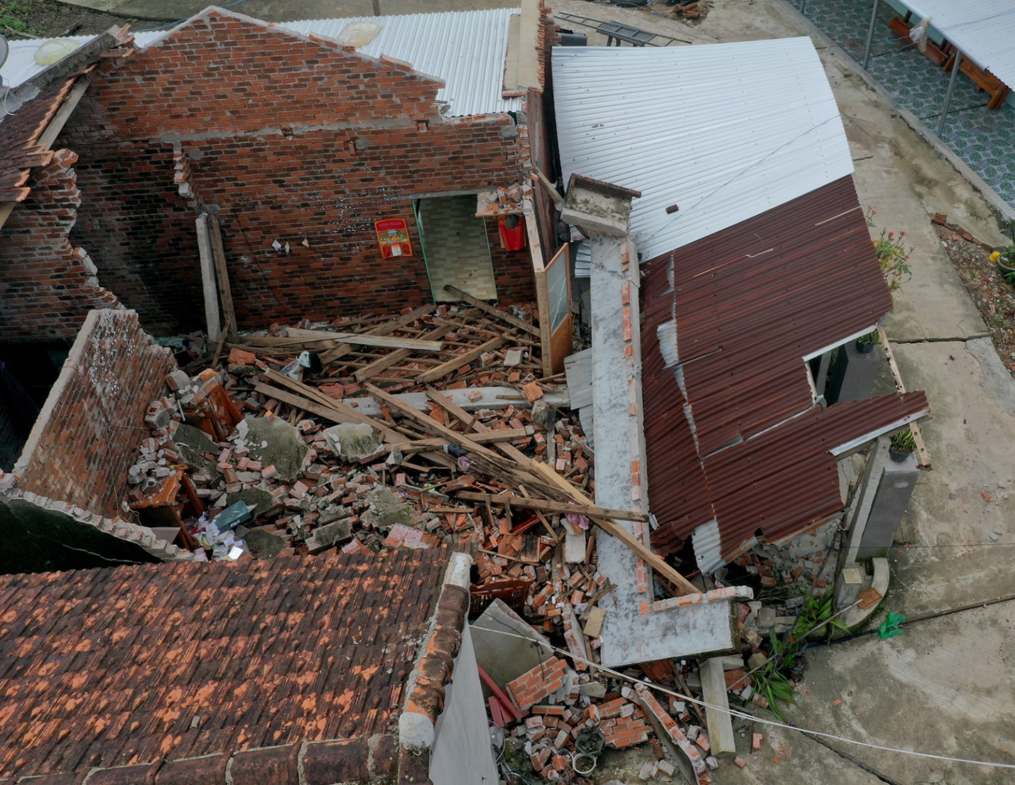 Chung tay chia sẻ mất mát, đau thương cùng người dân vùng bão, lũ miền Trung - 2