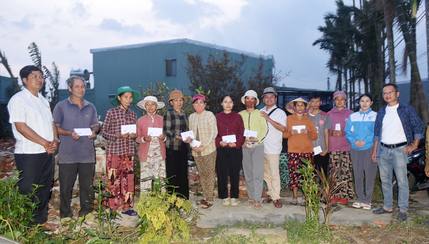 Chung tay chia sẻ mất mát, đau thương cùng người dân vùng bão, lũ miền Trung - 18