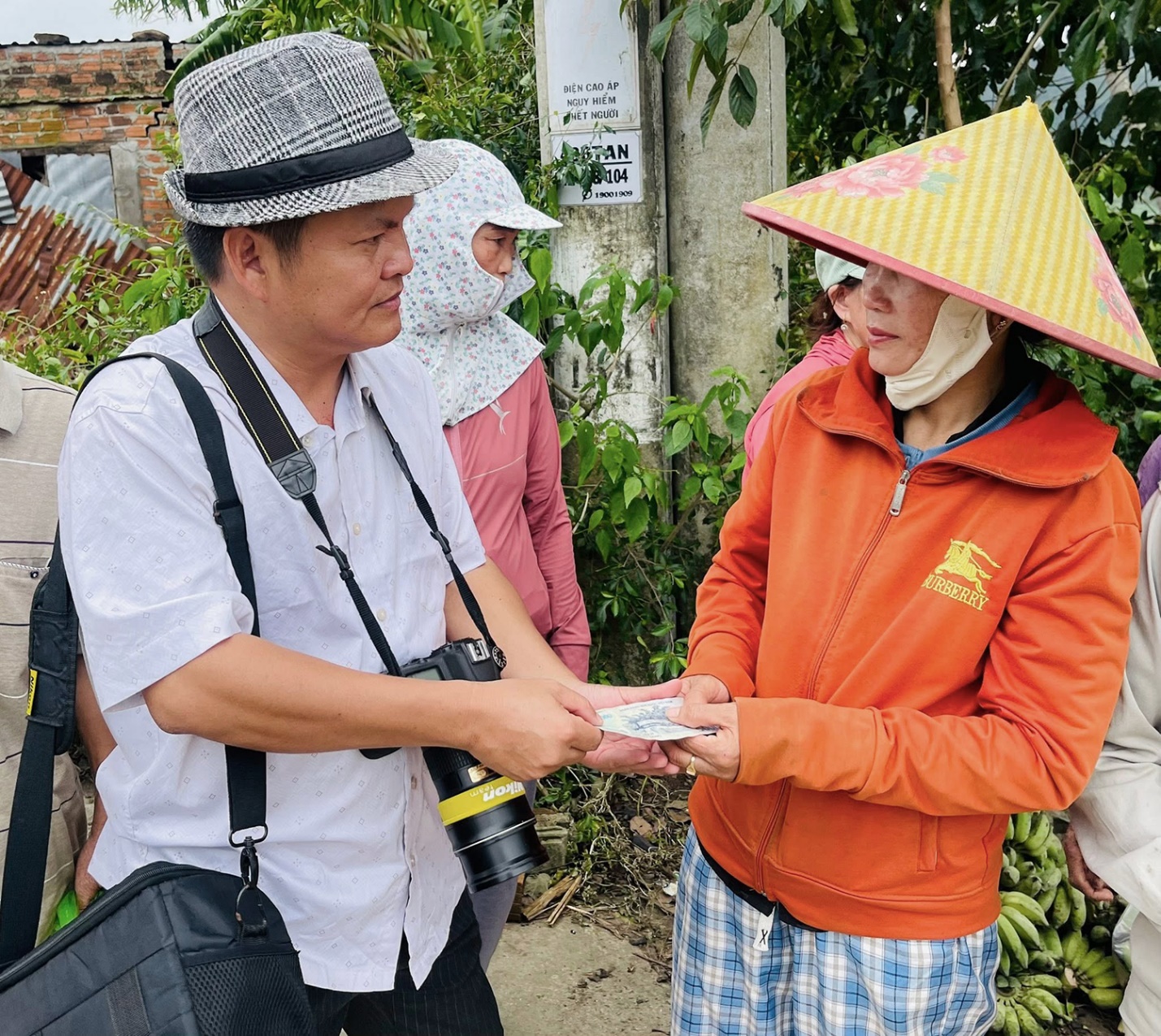 Chung tay chia sẻ mất mát, đau thương cùng người dân vùng bão, lũ miền Trung - 15