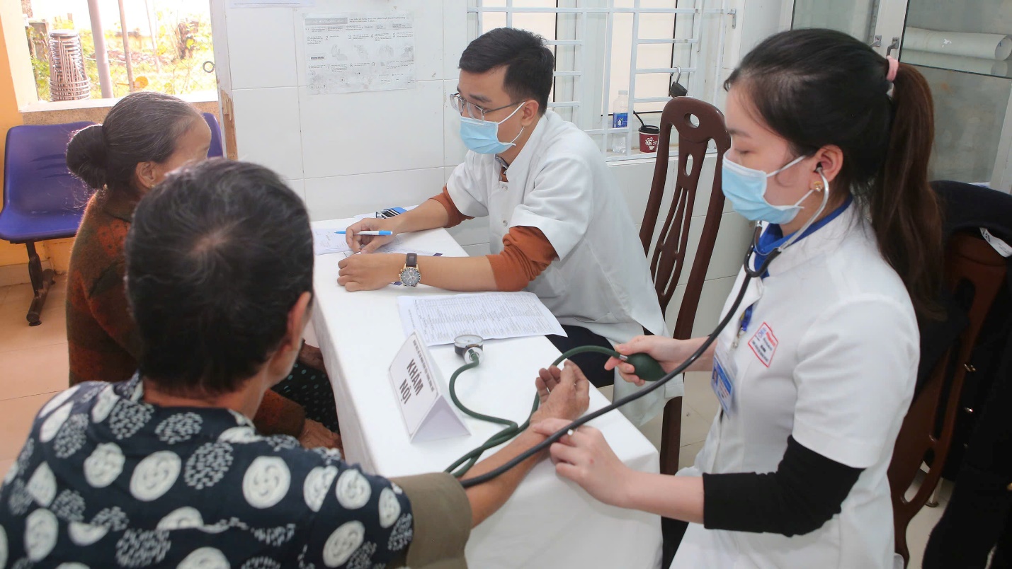 Khám, cấp thuốc miễn phí cho 1.000 người dân sau mưa lũ - 1