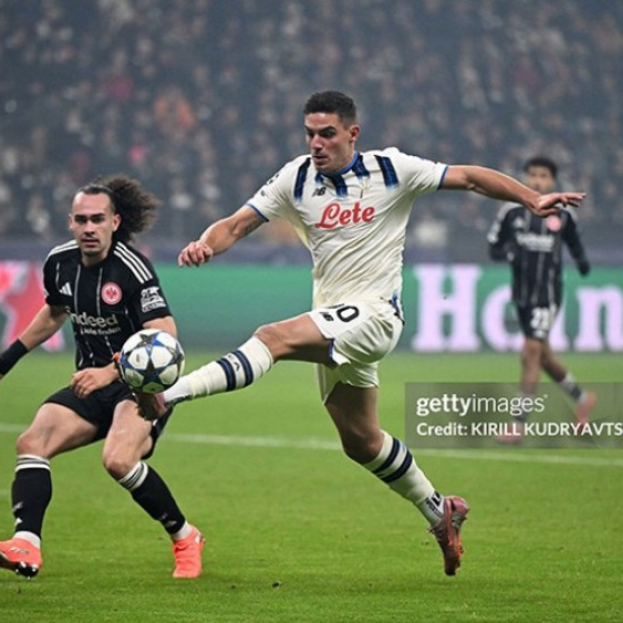  - Video bóng đá Frankfurt - Atalanta: Hàng thủ sụp đổ, 5 phút 3 bàn kết liễu (Cúp C1)